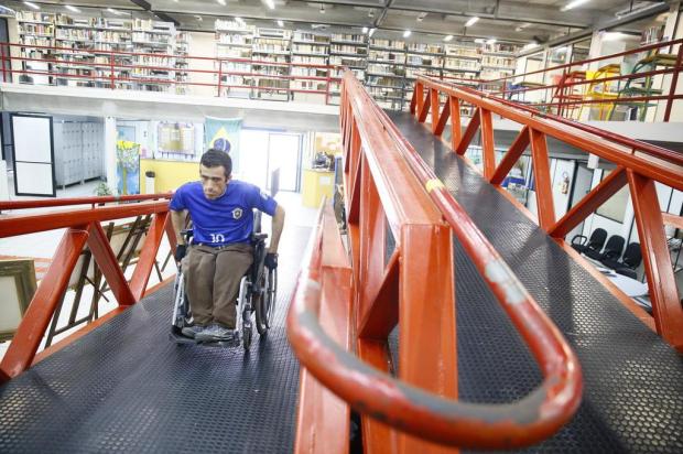 Patrick se envaidece por trabalhar na biblioteca mais acessível de Santa Catarina (Foto: Jessé Giotti / Agencia RBS)