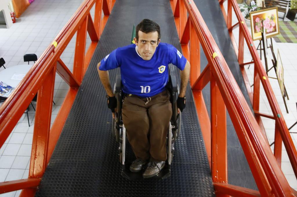 O arquivista Patrick se orgulha do local de trabalho (Foto: Jessé Giotti, Agência RBS)