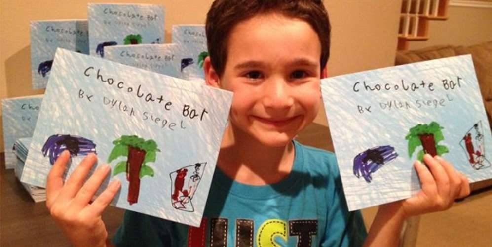 Para ajudar o amigo doente, Dylan Siegel, 7 anos, escreveu o livro Chocolate Bar (Barra de Chocolate). Ele decidiu que iria arrecadar dinheiro para contribuir com as pesquisas sobre a doença do amigo (Foto: Facebook / Reprodução)
