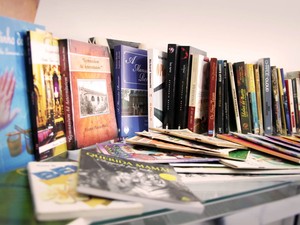 Livros serão emprestados para comunidade em Itapecerica (Foto: Jeann Carllos/Divulgação)