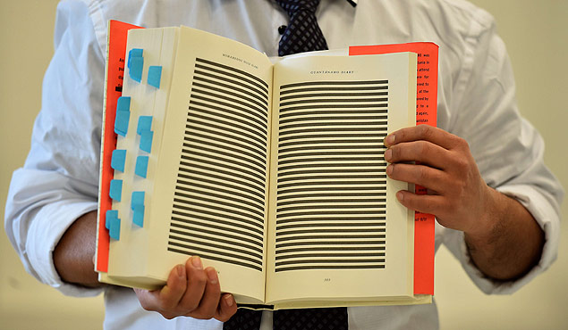 O livro 'Guantánamo Diary', escrito por um prisioneiro (Foto: Ben Stansall/AFP)