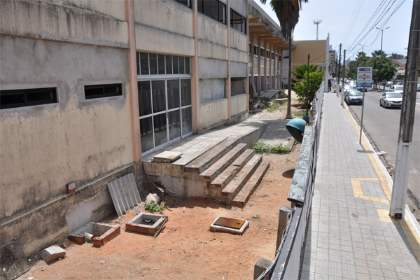 Enquanto projeto não sai do papel, leitores possuem poucas opções em Natal. Biblioteca Câmara Cascudo não tem data para ser reaberta (Foto: Emanuel Amaral)