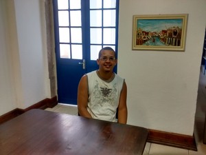 Alexandre de Oliveira visitou o local em busca de  informações históricas (Foto: Shade Andréa/G1)