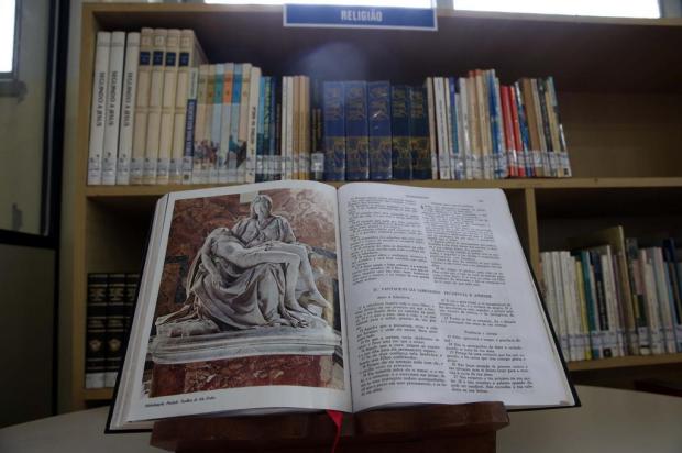 Educandário Imaculada Conceição é um dos colégios de Florianópolis que já tem Bíblias na biblioteca (Foto: Alvarélio Kurossu / Agencia RBS)