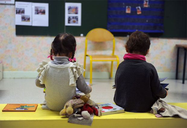 Crianças em escola francesa: relação com a leitura começa muito antes do processo de alfabetização, dizem especialistas