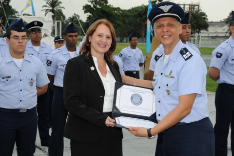 Maria José Fernandes representou o presidente Renato Lessa na solenidade militar alusiva ao 46º aniversário do CENDOC, quando recebeu o diploma de Membro Honorário das mãos do Coronel Carlos Alberto Leite da Silva.