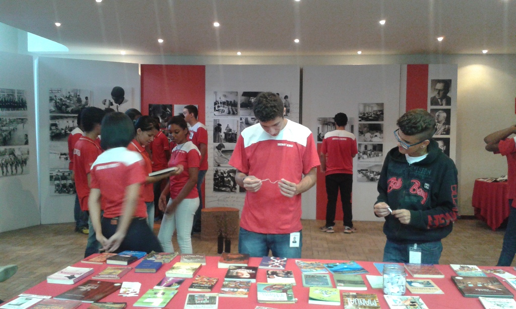 Alunos participam da Troca de Livros no SENAI Américo Renê Gianetti