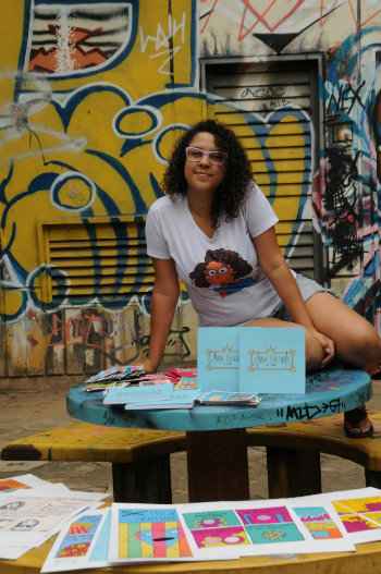 Amanda Reis é a criadora de 'Anna Bolenna, a perturbada da corte', personagem autobiográfico (Foto: Reprodução/EM)