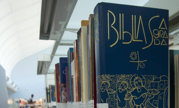 Lei sancionada em 2011 previa multa para bibliotecas sem a Bíblia (Foto: Agência O Globo/Adriana Lorete)