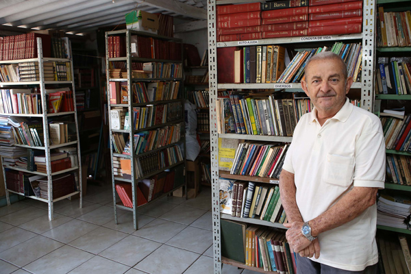 Désio Ferreira mantém uma biblioteca comunitária com cerca de 3 mil livros na parte da frente de casa, no bairro Granada (Foto: Cleiton Borges)