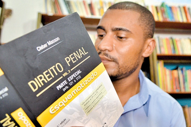 José Antônio Junio Silva cursa administração e já abateu 80 dias da sua sentença por meio da leitura (Foto: Reprodução)