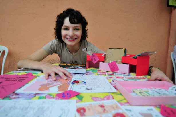 A ilustradora e quadrinista Laura Athayde aborda questões ligadas ao feminismo e prepara sua primeira graphic novel (Foto: Reprodução/EM)