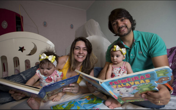 Igor Rodrigues, 35, Daniela, 34, sempre leem para as gêmeas Lis e Mariah, de nove meses, e dizem ver bons resultados (Foto: Fábio Braga/Folhapress)