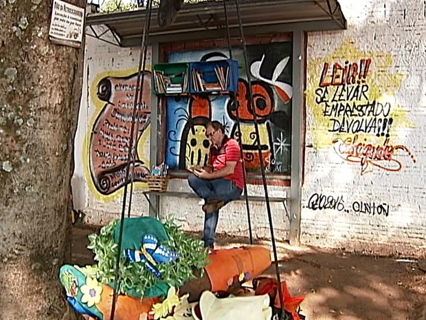 Ponto de ônibus ganha livros (Foto: Reprodução/TV Integração)