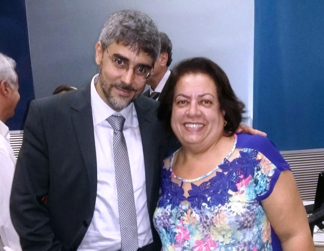 Carlos Alberto Ávila, diretor da ECI/UFMG e a vice-presidente do CRB-6, Denise Ramos (Foto: Reprodução)