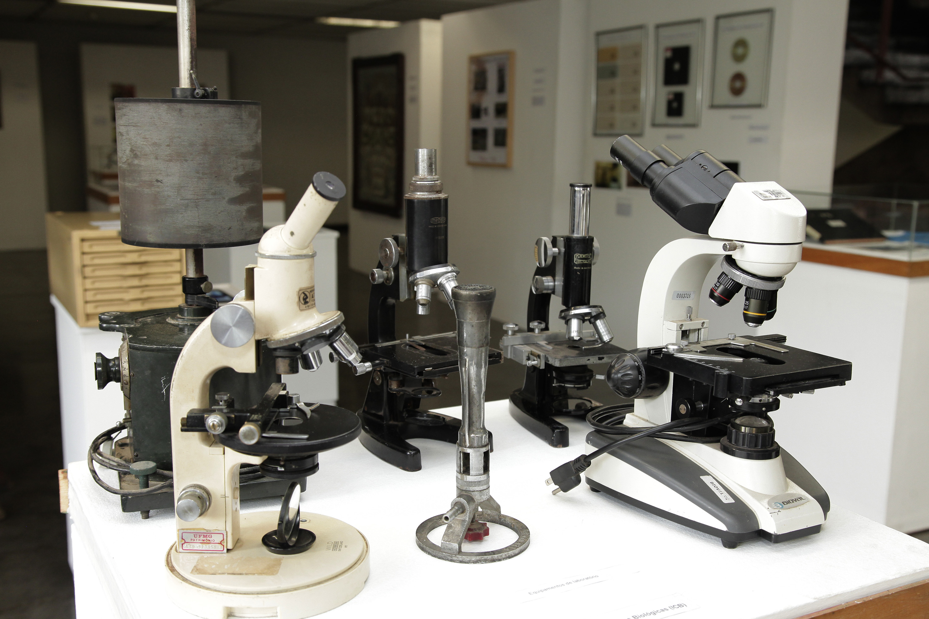 Microscópios estão entre os objetos expostos (Foto: Foca Lisboa/UFMG)