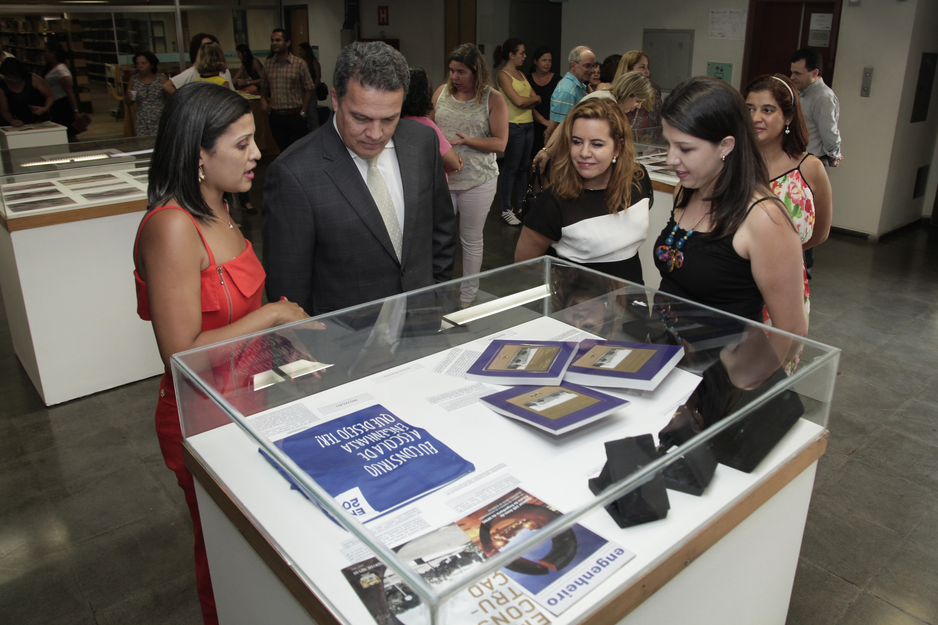 Jaime Ramírez e Sandra Goulart Almeida visitaram a exposição, que conta a história da UFMG e de seus avanços tecnológicos (Foto: Foca Lisboa/UFMG)