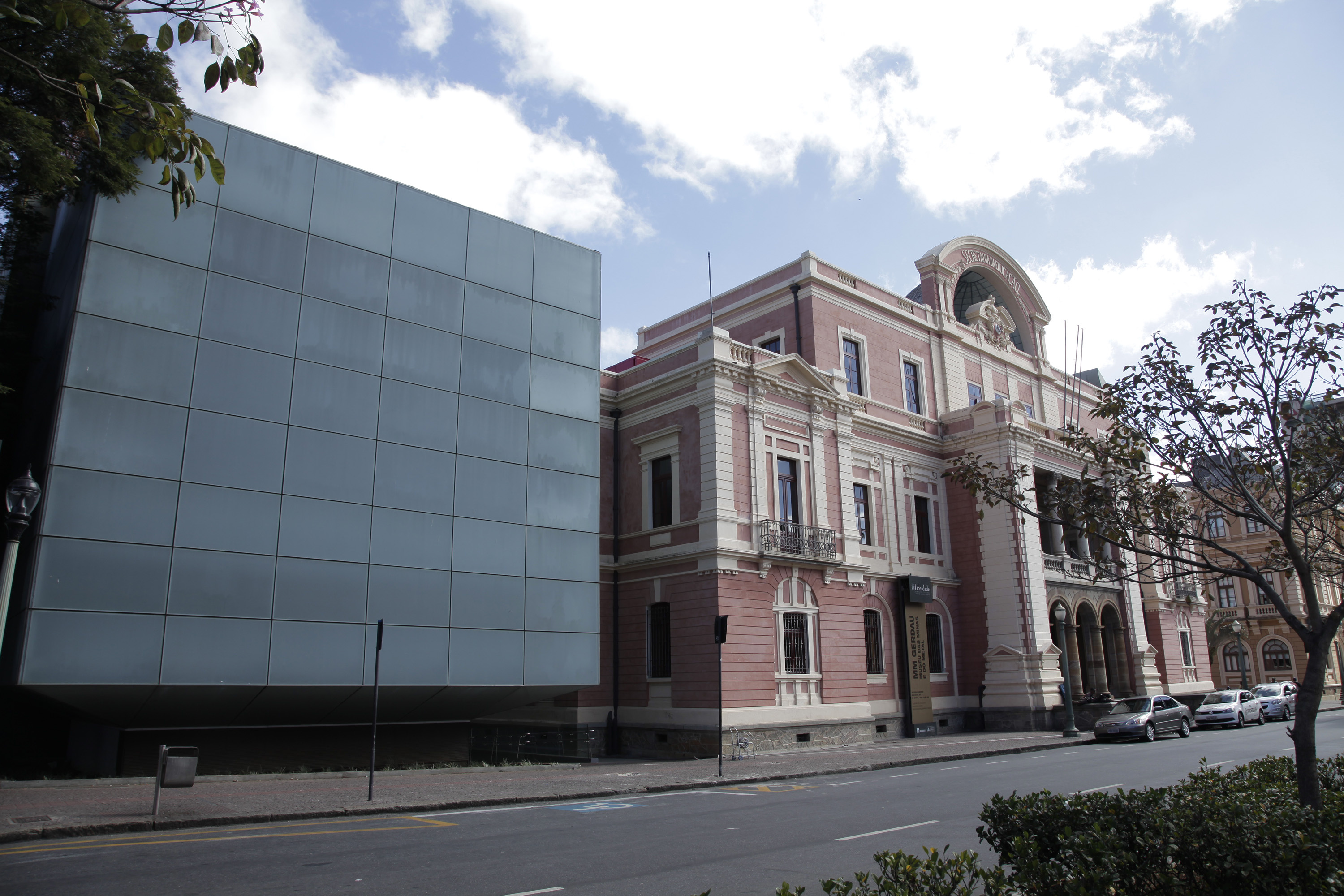 Espaço do Conhecimento UFMG integra Circuito Cultural Praça da Liberdade e fica ao lado da antiga Secretaria da Educação [prédio rosa, atual Museu das Minas e do Metal] (Foca Lisboa/UFMG)