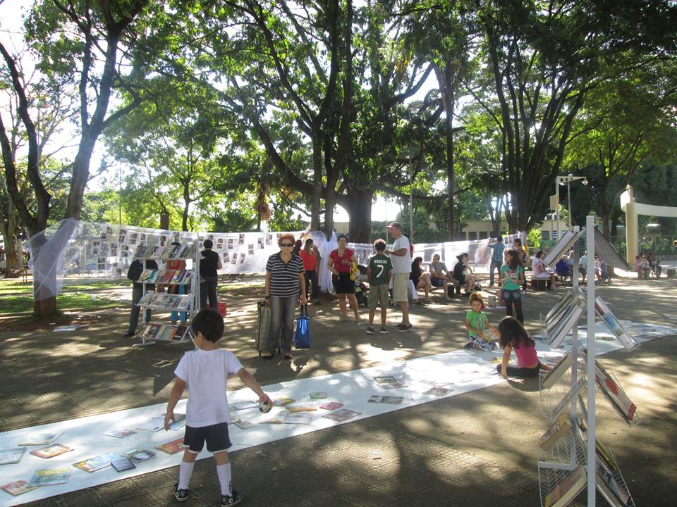 Leitores participam do projeto Leitura na Praça (Foto: Facebook/Divulgação)