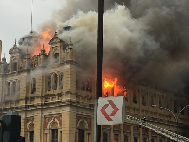 Fogo atinge o Museu da Língua Portuguesa na região central de São Paulo (Foto: Renata Melo/VC no G1)