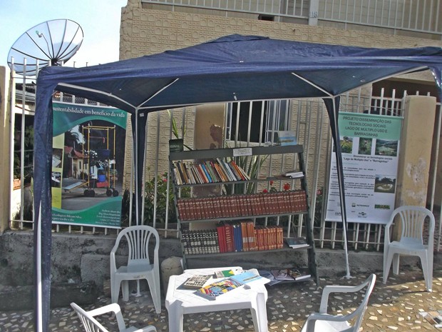 Morador disponibiliza mais de 100 livros para doação na rua. (Foto: Ildeano Silva/Divulgação)