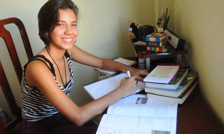 "Leio muitos artigos na internet. A rede nos permite ter acesso a tantas informações. O importante é saber usá-las de forma útil" - Sofia Dolabela, 16 anos (foto: Cristina Horta/EM/D.A.Press)