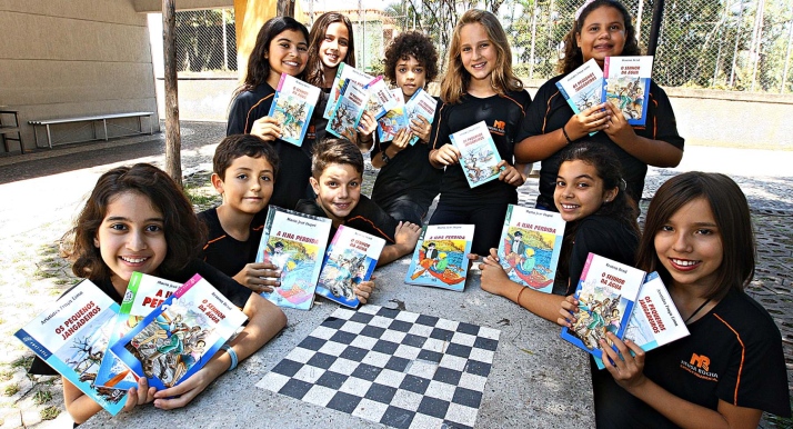 Novos leitores: No colégio Neusa Rocha, alunos se encantam com livros como "A ilha perdida" (Foto: Wesley Rodrigues/Hoje em Dia)