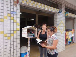 Projeto leva livros para moradores de Viçosa (Foto: Sociedade Sinhá Laurinha/Divulgação)