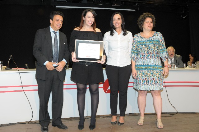 Autora recebeu diploma do voto de congratulações (Foto: Raíla Melo)
