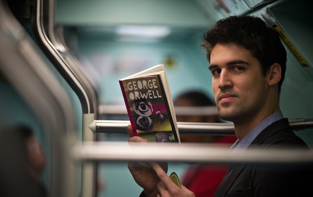 Pedro Henrique Dias está lendo '1984', de George Orwell (Foto: Arquivo/Raul Zito/G1)