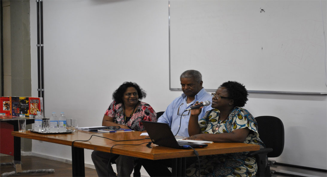 Flávia Filomena, Mauro Lúcio e Mara Evaristo participam do Seminário “Biblioteca Escolar e os Impactos da Lei 10.639/03” (Foto: Maíra Bueno)