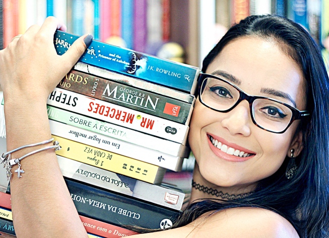 Juliana Cerqueira - Ela deixou de dar aulas de inglês para se dedicar completamente ao canal em que fala de livros variados (Foto: Divulgação)