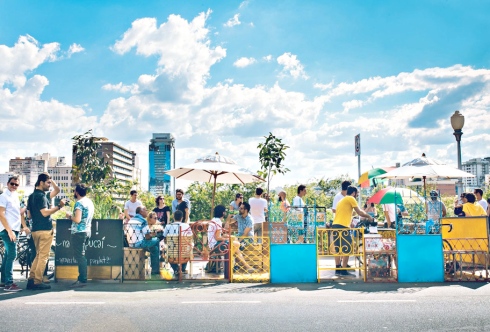 Espaço público – Aos sábados, o público aproveita a programação da Benfeitoria e curte o parklet da rua Sapucaí (Foto: Magemonteiro / Divulgação)
