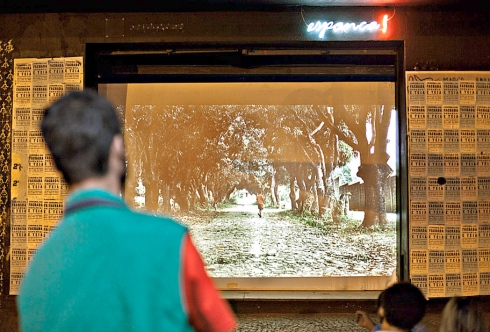Para o público – Teatro Espanca! exibe filmes na fachada e ganha atenção de transeuntes do centro da cidade (Foto: Gabriel Andres Caram / Divulgação )