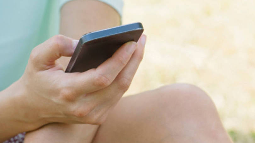 Pessoa usa internet no celular: para entender porque os candidatos cometem tantos erros em português, o Nube fez uma pesquisa com 11,6 mil jovens (Foto: PhotoAlto/Frederic Cirou/Getty Images)
