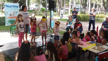 Sandra Freitas e outras integrantes do Grupo Chão de Letras vão contar histórias para a garotada (Foto: Divulgação Semc)