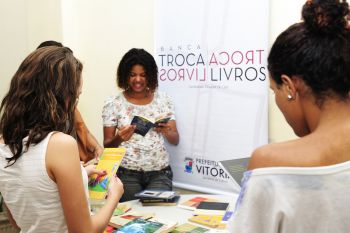 Leitores poderão trocar livros na Biblioteca Municipal Adelpho Poli Monjardim (Foto: André Sobral)