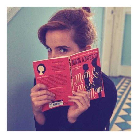 Emma Watson com o livro que ela espalhou pelos estações de metrô (Foto: Reprodução)
