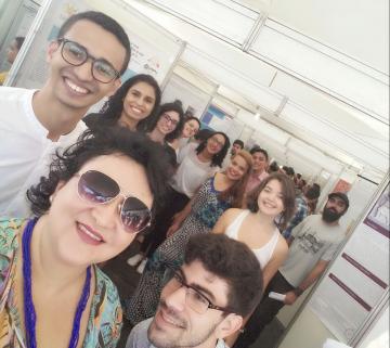 Na foto, estudantes e professores de Ciências Humanas comemoram a apresentação de projetos na Jornada de Iniciação Científica (Foto: Reprodução)