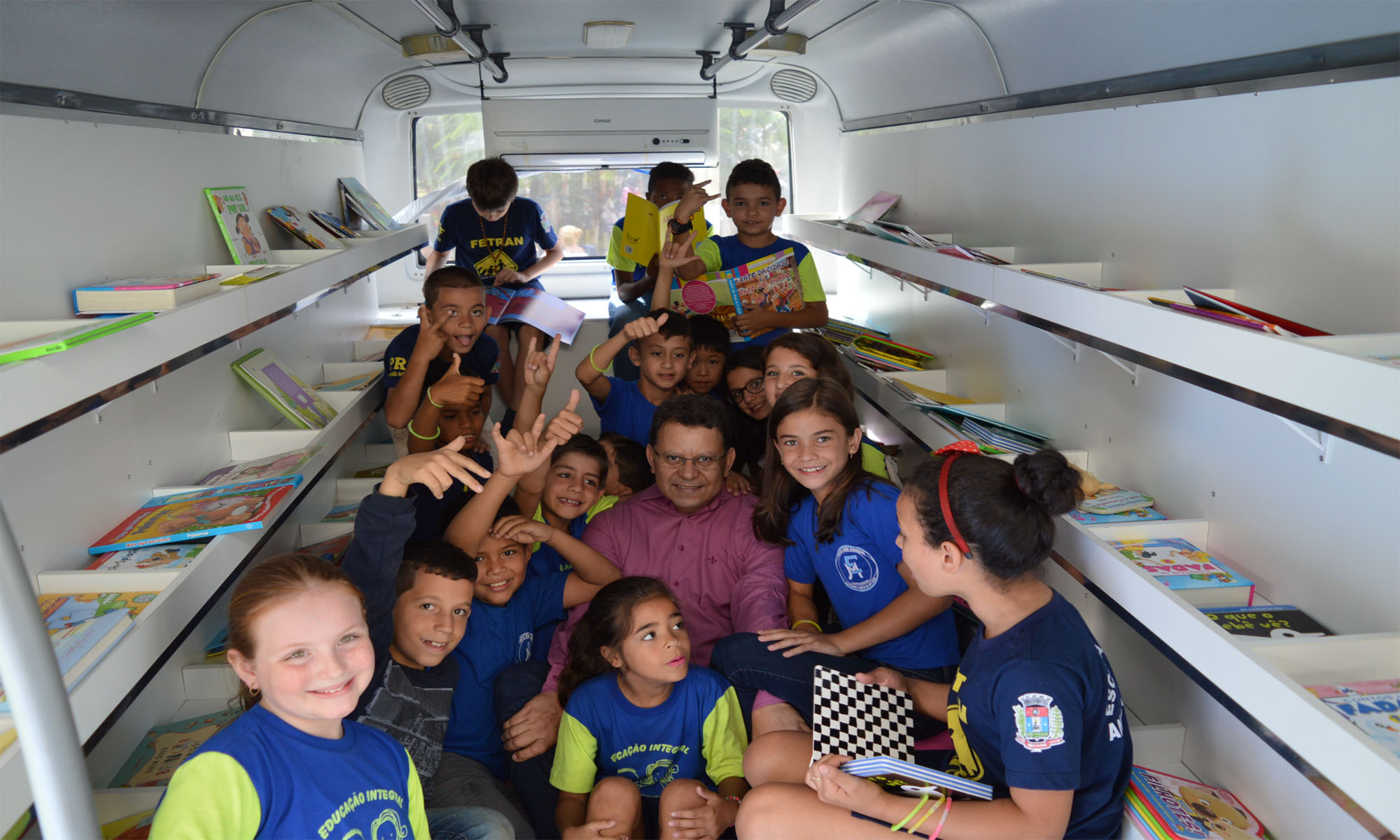 Ônibus é adaptado para leitura e atividades recreativas (Foto: Divulgação/Prefeitura de Pouso Alegre)