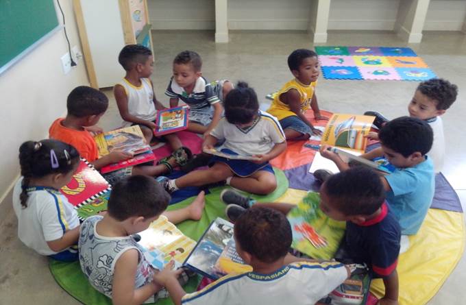 Atividades de estímulo à leitura com alunos (Foto: Divulgação)
