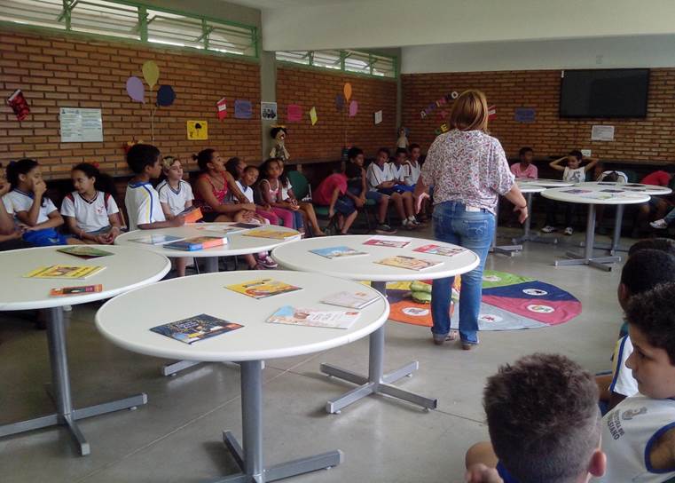 Profissionais orientam alunos acerca do uso da biblioteca (Foto: Divulgação)