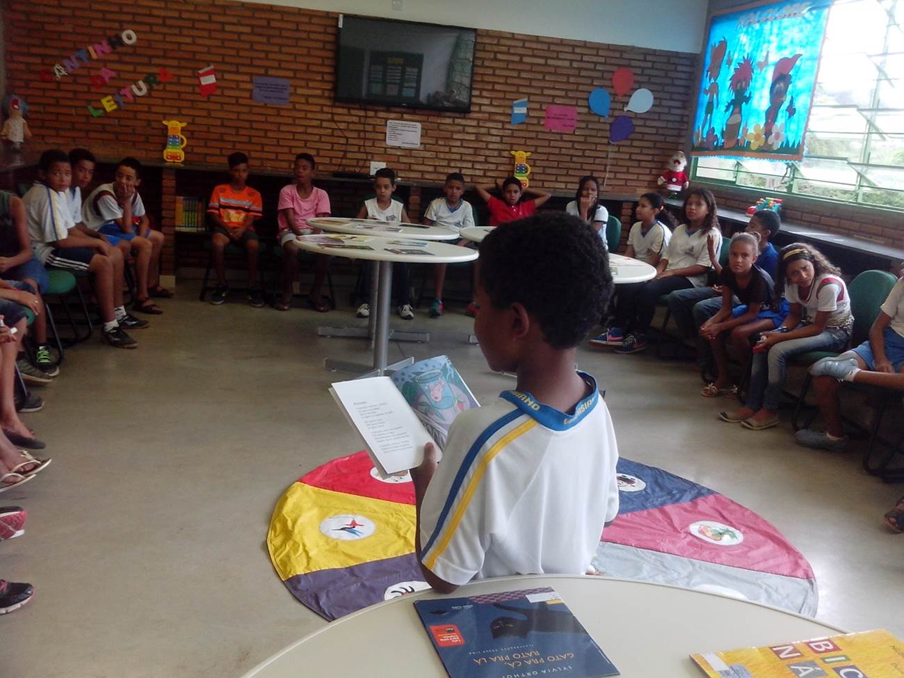 Roda de leitura realizada com alunos (Foto: Divulgação)