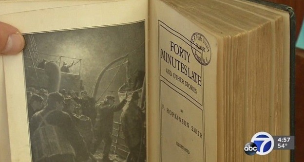 O livro devolvido após um século (Foto: Reprodução/ABC7)