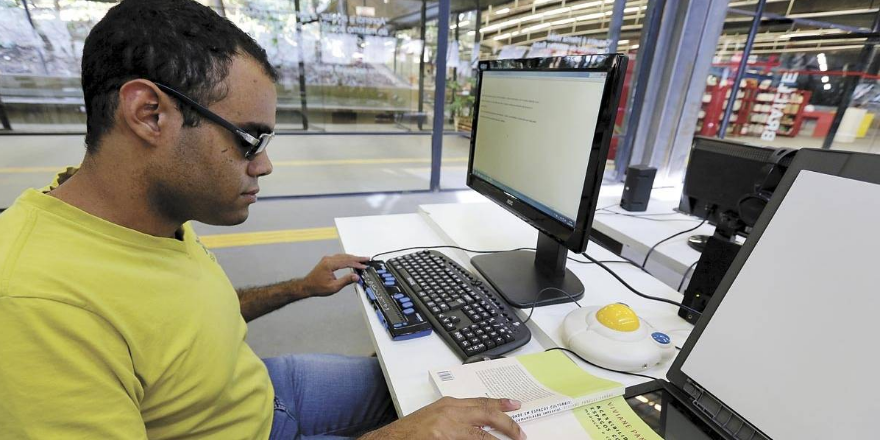 Fagner Demesio usa equipamentos da biblioteca Louis Braille (Foto: André Porto/Metro)