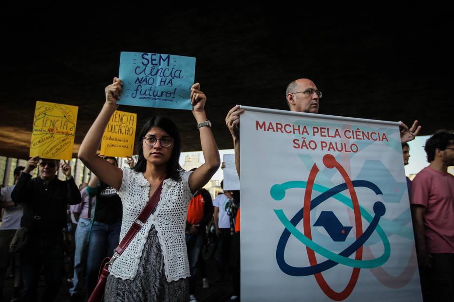 Marcha. Pesquisadores protestam contra corte de verbas (Foto: Felipe Rau/Estadão)