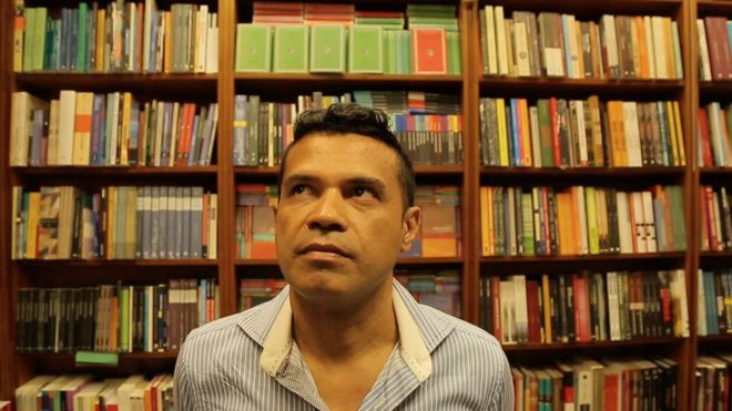 Laéssio Rodrigues de Oliveira é considerado pelas autoridades brasileiras o maior ladrão de livros raros do país (Foto: Reprodução/BBC Brasil)