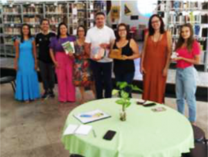 Equipe de Bibliotecárias, prefeito e equipe da Biblioteca Pública Municipal de Alegre.