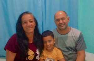 Adenir Beijo (D) com a esposa Eurides Silva e o neto Ryan Lucas